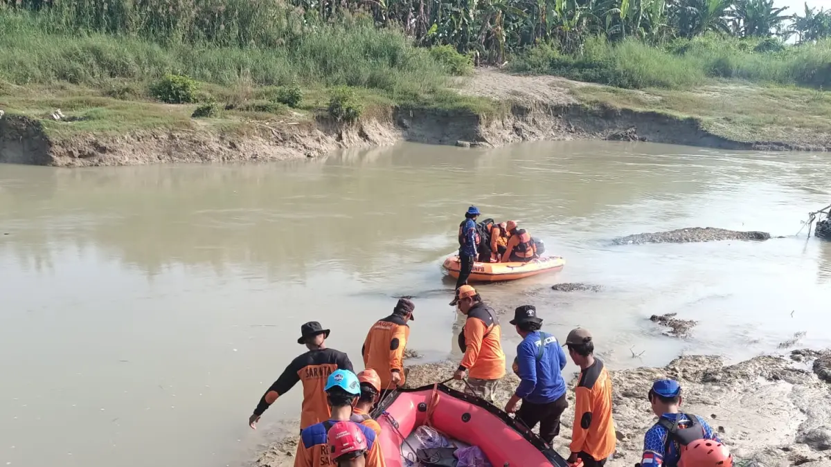 Tim SAR melakukan pencarian pemuda hanyut di Sungai Lusi, Klambu, Grobogan pada Selasa (5/5/2026). (SAR Semarang)