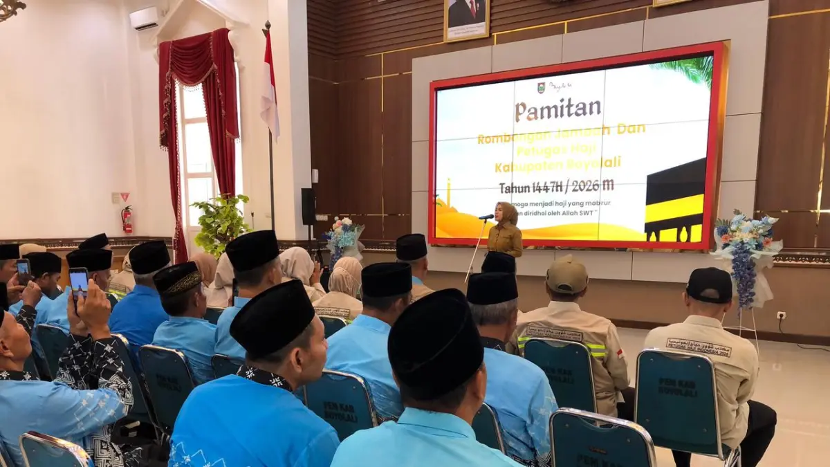 Wakil Bupati Boyolali Dwi Fajar melepas lima Petugas Haji Daerah (PHD) yang akan mengawal keberangkatan jemaah asal Boyolali menuju Tanah Suci pada musim haji 1447 H/2026 M, Selasa (5/5/2026). (ABDUL KHOFID/RADAR SOLO)