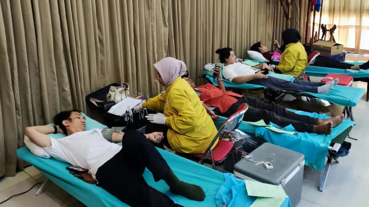 Dharma Wanita Persatuan (DWP) Institut Seni Indonesia (ISI) Surakarta melalui kegiatan donor darah yang digelar di Kampus I ISI Surakarta, Rabu (6/5/2026). (HERNINDYA JALU/RADAR SOLO)