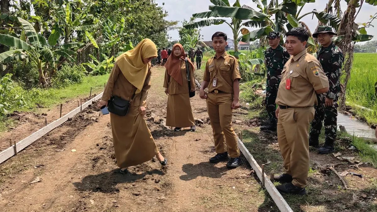 Dinas Pemberdayaan Masyarakat Desa (PMD) Kabupaten Sragen monitoring betonisasi jalan TMMD di Desa Puro, Kecamatan Karangmalang, Rabu (6/5/2026). (Ahmad Khairudin/Radar Solo)