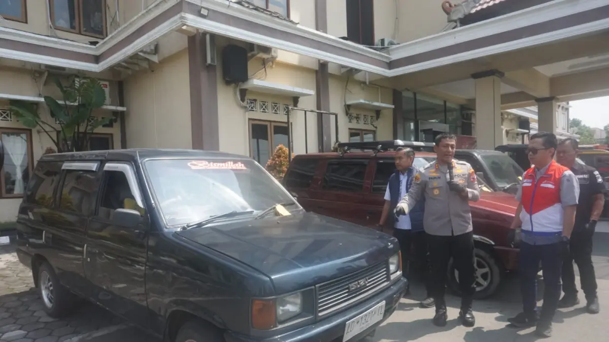 Kapolres Klaten AKBP Moh Faruk Rozi memperlihatkan mobil yang telah dimodifikasi pelaku untuk mengumpulkan BBM solar bersubsidi, Rabu (6/5/2026). (Angga Purenda/Radar Solo)