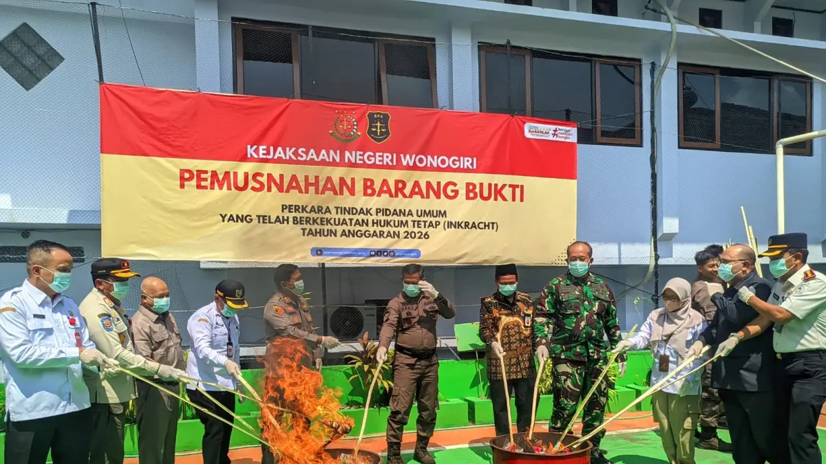Kejari Wonogiri musnahkan barang bukti dari perkara tindak pidana umum yang telah memiliki kekuatan hukum tetap (inkrahcht), Rabu (6/5/2026). (IWAN ADI/RADAR SOLO)