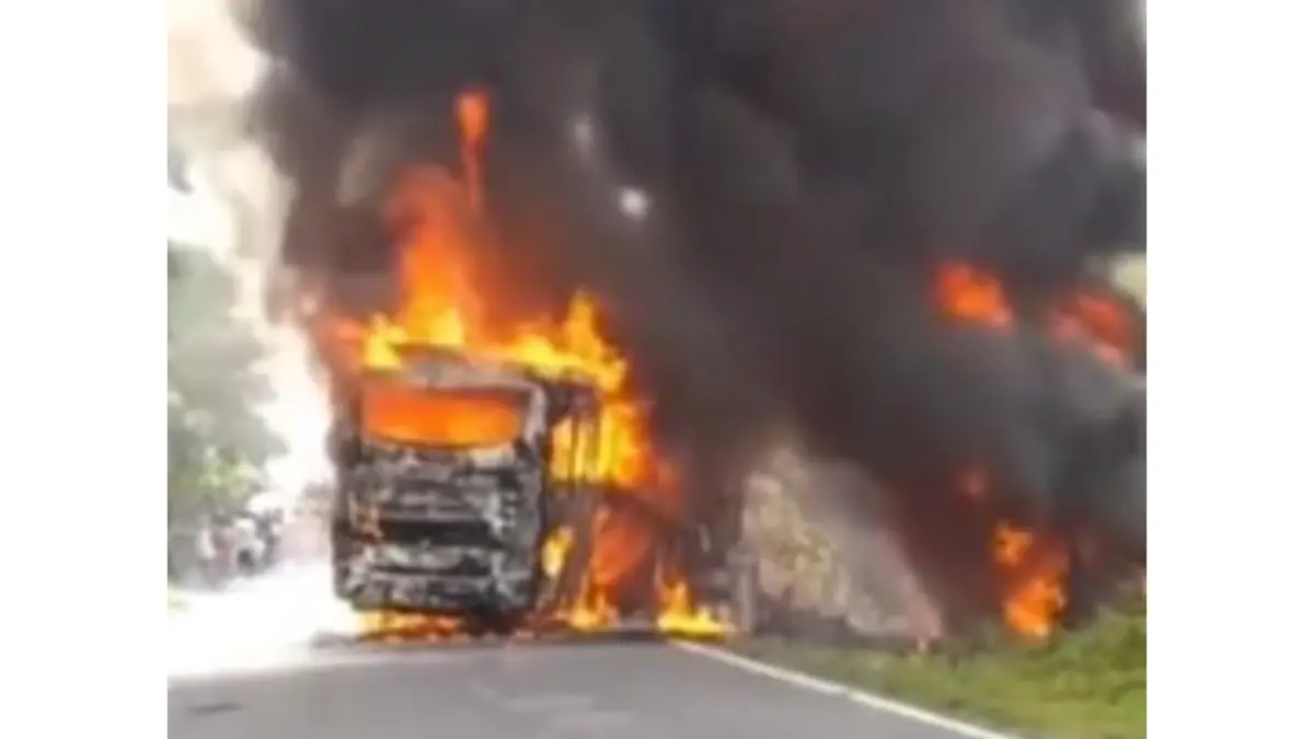 Kondisi bus ALS yang terbakar usai tabrak bus tangki BBM di Jalan Lintas Sumatera, Kabupaten Musi Rawas Utara (Muratara), Sumatera Selatan, Rabu (6/5/2026).&nbsp;