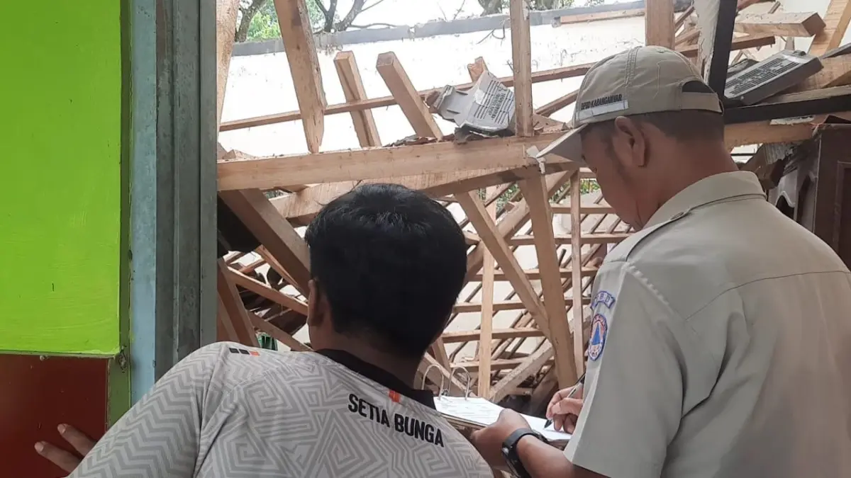 Kondisi ruang kelas salah satu SD Negeri 1 Girilayu, Kecamatan Matesih, Karanganyar yang ambruk pada Selasa (5/5/2026). (Rudi Hartono/Radar Solo)