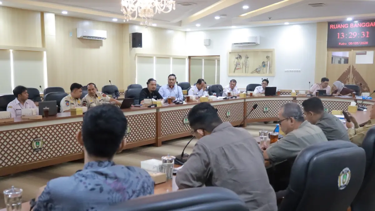 Rapat koordinasi Komisi II DPRD Kota Solo dengan pemkot dan pemilik outlet minuman beralkohol, Rabu (6/5). 