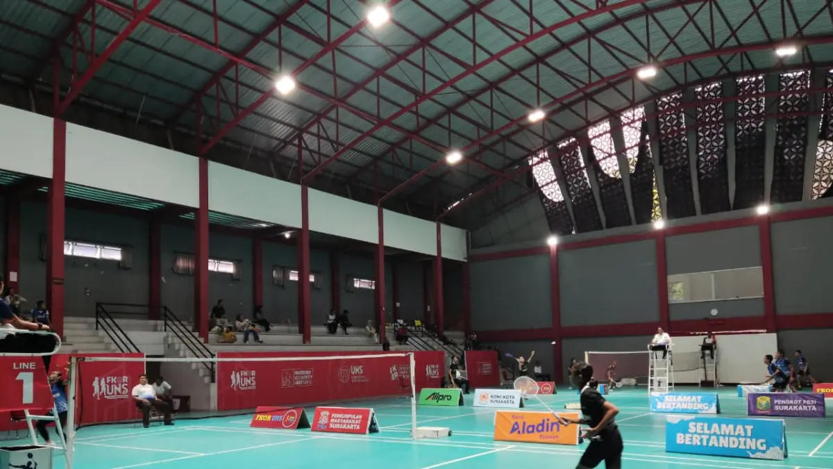 UNJUK GIGI: Kejuaraan bulu tangkis bertajuk Piala Wali Kota Surakarta 2026 tengah digelar di GOR FKOR UNS Manahan (4–6/5). (HERNINDYA JALU/RADAR SOLO)
