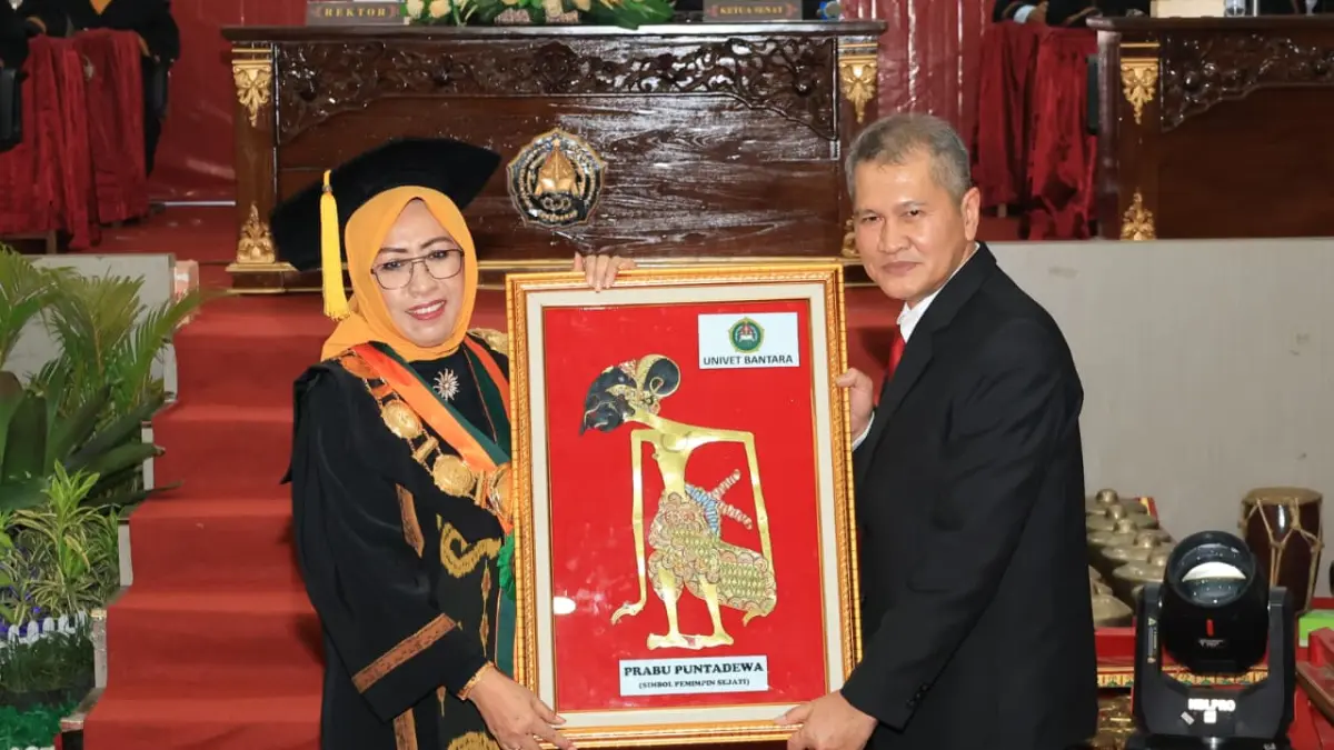 APRESIASI: Rektor Univet Bantara Prof. Dr. Farida Nugrahani memberikan penghargaan kepada Bupati Wonogiri Setyo Sukarno saat prosesi wisuda mahasiswa Univet Bantara, Kamis (7/5/2026). (ALFIDA NURCHOLISAH/RADAR SOLO)