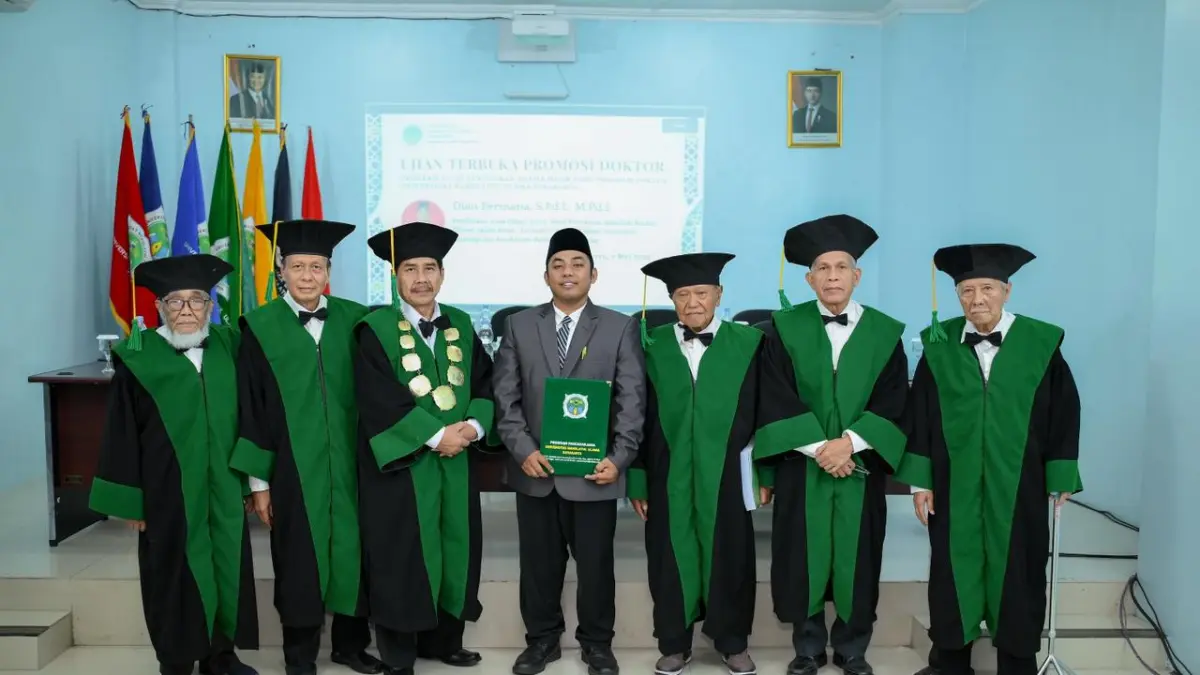 BANGGA: Dian Permana resmio tercatat sebagai doktor ke-50 UNU Surakarta usai jalani ujian promosi doktor Program Studi S3 Pendidikan Agama Islam (PAI), Kamis (7/5). (ALFIDA NURCHOLISAH/RADAR SOLO)