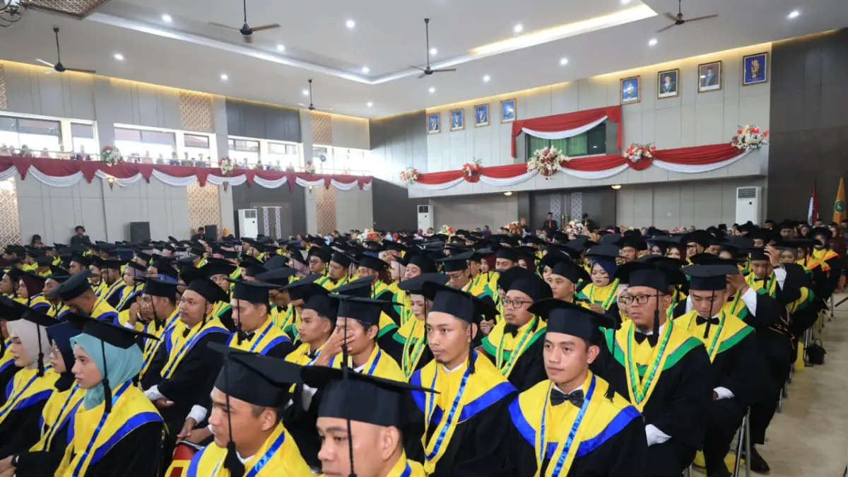 BANGGA: Universitas Veteran Bangun Nusantara Sukoharjo mewisudakan 430 mahasiswanya. (ALFIDA NURCHOLISAH/RADAR SOLO)