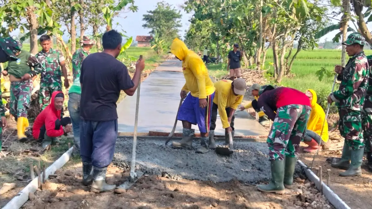 Betonisasi jalan dalam program TMMD di Desa Puro, Kecamatan Karangmalang, Sragen dikebut. (Ahmad Khairudin/Radar Solo)
