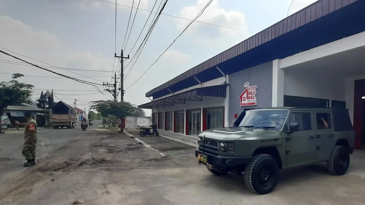 Dandim 0727/Karanganyar Letkol Kav Dhanang Prasetya meninjau salah satu KDMP di wilayah Kebakkramat. (Rudi Hartono/Radar Solo)