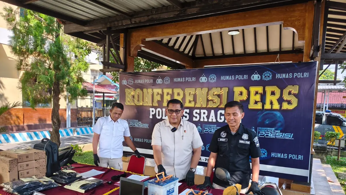 Jajaran Polres Sragen menunjukkan barang bukti kasus pencurian di kantor DLH Sragen. (Ahmad Khairudin/Radar Solo) 