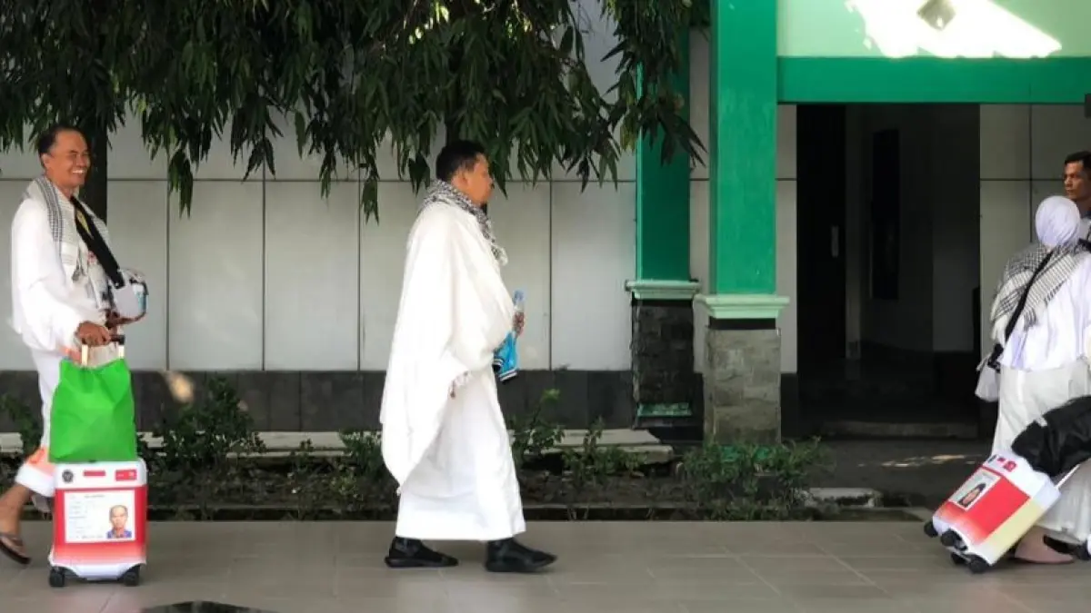 Jemaah haji gelombang kedua yang diberangkatkan dari Embarkasi Solo mengenakan pakaian ihram, Kamis (7/5/2026). (ABDUL KHOFID/RADAR SOLO)