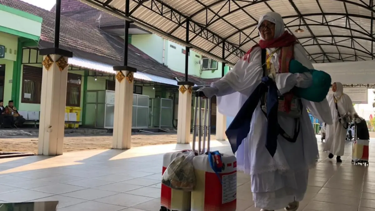 Jemaah haji gelombang kedua yang sudah mengenakan pakaian ihram diberangkatkan dari Embarkasi Solo, Kamis (7/5/2026). (ABDUL KHOFID/RADAR SOLO)
