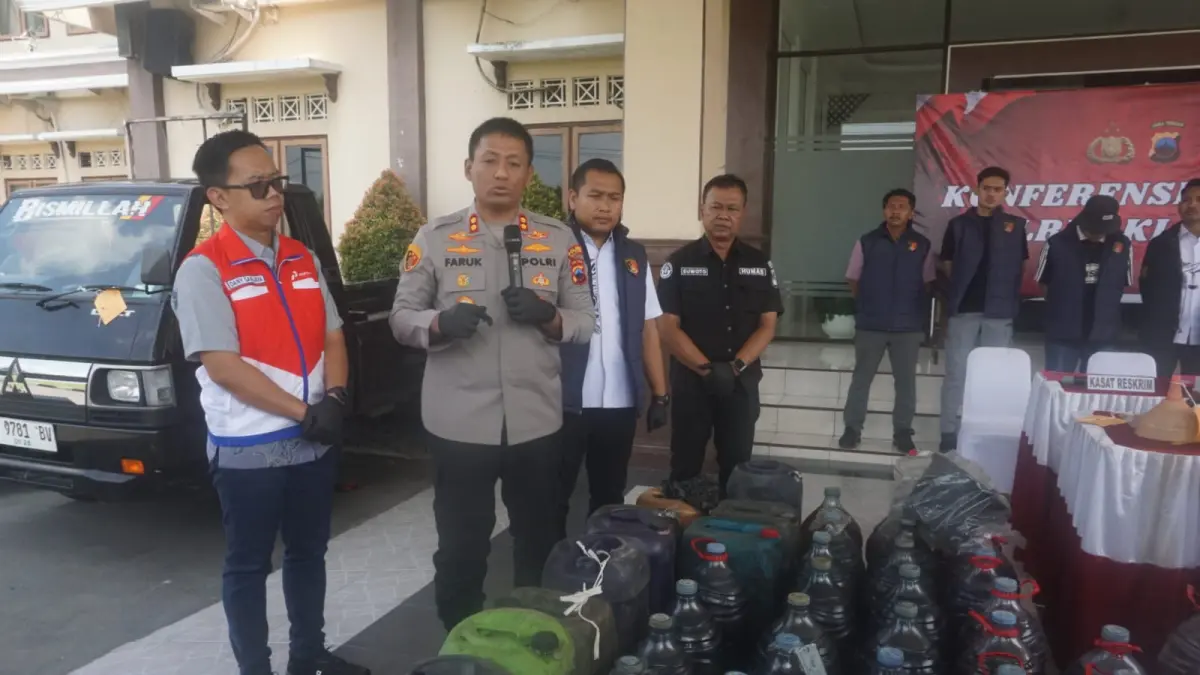 Kapolres Klaten AKBP Moh. Faruk Rozi bersama jajaran Satreskrim dan Pertamina saat menunjukan barang bukti yang berhasil diamankan di Mapolres Klaten. (Angga Purenda/Radar Solo)
