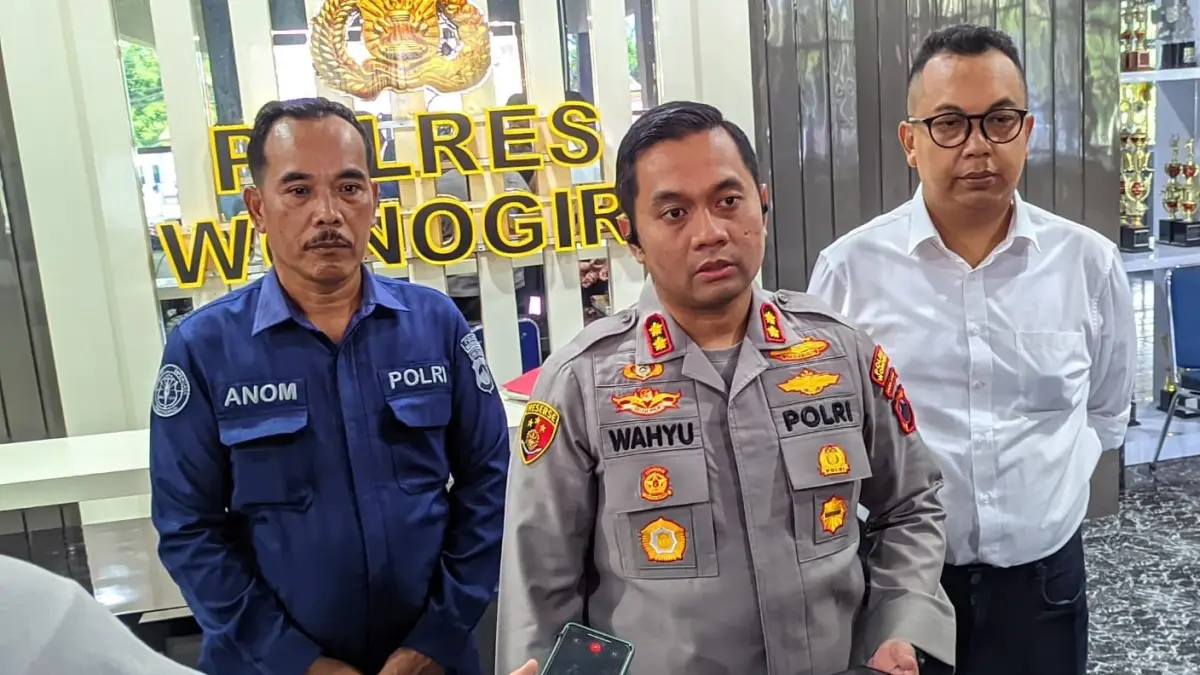 Kapolres Wonogiri AKBP Wahyu Sulistyo beri keterangan terkait penanganan dugaan pelecehan siswi SMP oleh guru olahraga berinisial J, Kamis (7/5/2026). (IWAN ADI/RADAR SOLO)