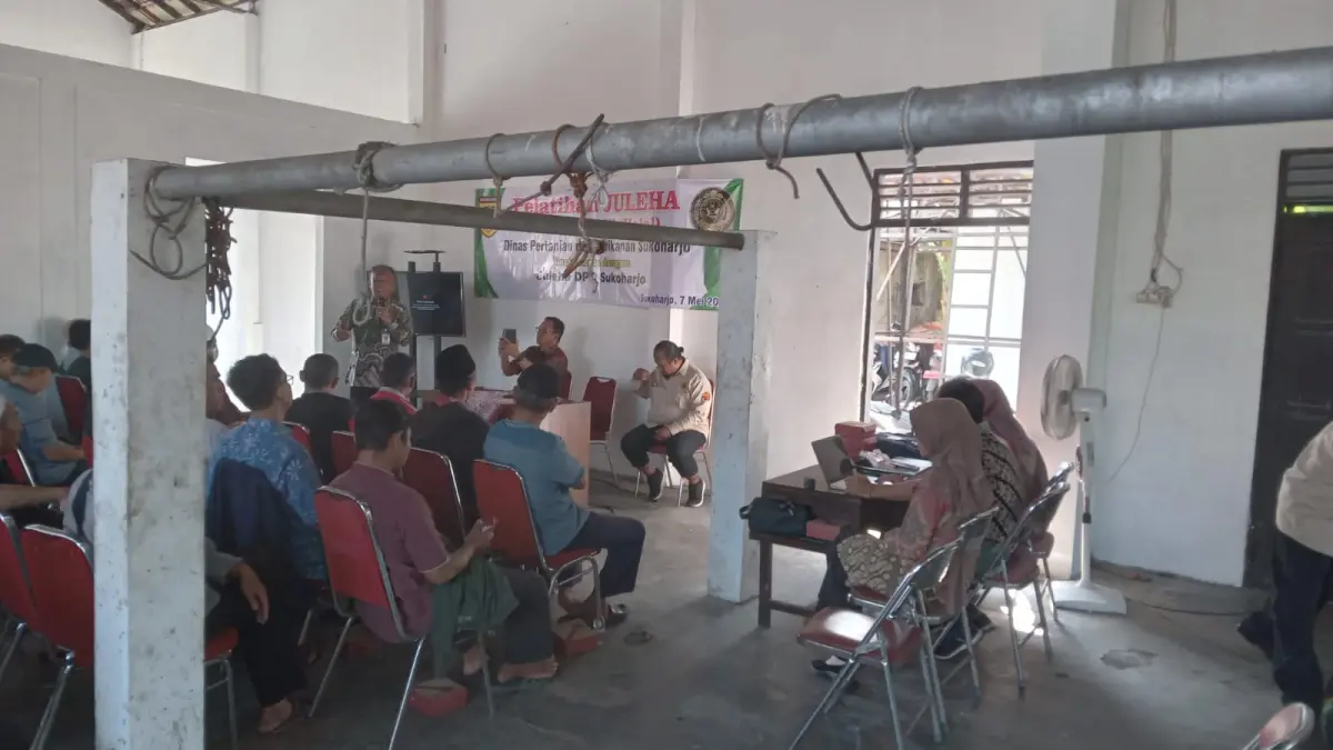 Kepala Distankan Sukoharjo Bagas Windaryatno membuka pelatihan kepada Juru Sembelih Halal (Juleha) di Rumah Potong Hewan (RPH) Sukoharjo, Kamis (7/5). (IWAN KAWUL/RADAR SOLO)