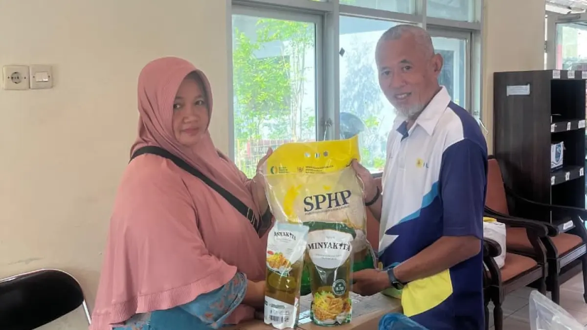 Ketua KDKMP Sembung Harjo Sunari perlihatkan unit usaha sembako di KDMP Sembung Harjo, Semarang. (Dok. Pribadi)