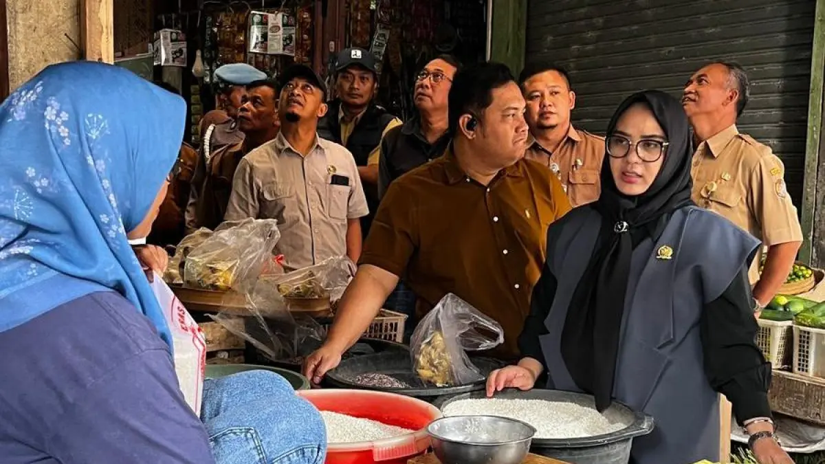 Ketua Komisi B DPRD Karanganyar Latri Listyowati saat berdialog dengan sejumlah pedagang. (Rudi Hartono/Radar Solo)