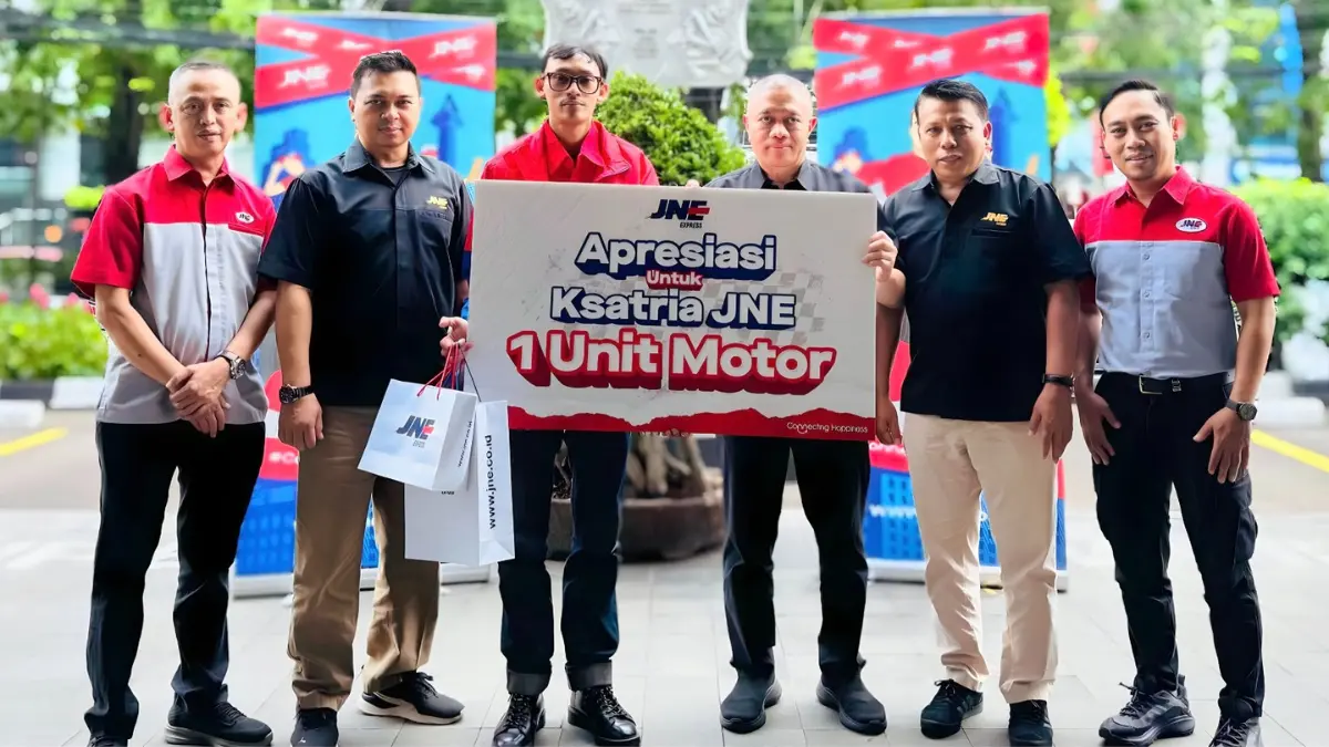 Manajemen JNE berikan apresiasi berupa 1 unit motor kepada Hasan Alnazhari, salah satu kurir yang dibegal saat menjalankan tugas pengantaran di kawasan Astana Anyar, Bandung. (DOK.JNE)