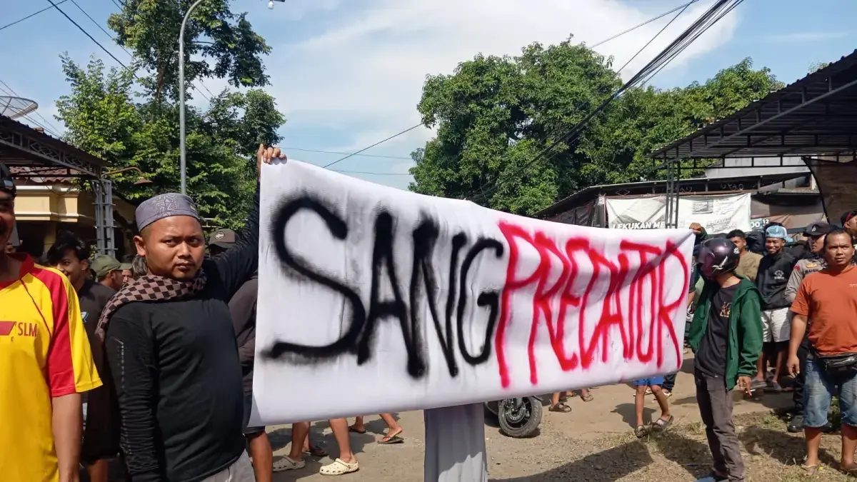 Massa pendemo tersangka pencabulan terhasap santriwati mengungkapkan kegeraman dalam bentuk tulisan di spanduk. (ULIL ALBAB/RADAR PATI)