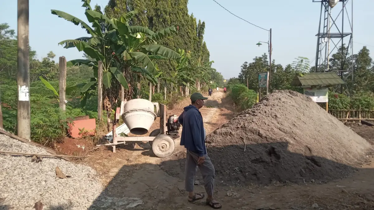 Material untuk pembangunan rabat jalan Dusun Wonosari, Desa/Kecamatan Polokarto, Kamis (7/5). (IWAN KAWUL/RADAR SOLO)