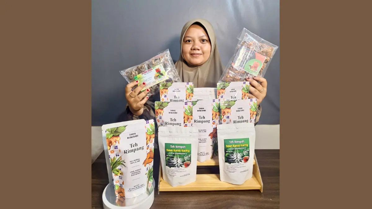 Memanfaatkan potensi lokal Desa Parang sebagai sentra empon-empon, Isma melakukan inovasi produk tradisional menjadi kemasan teh celup modern yang praktis dan diminati masyarakat luas.
