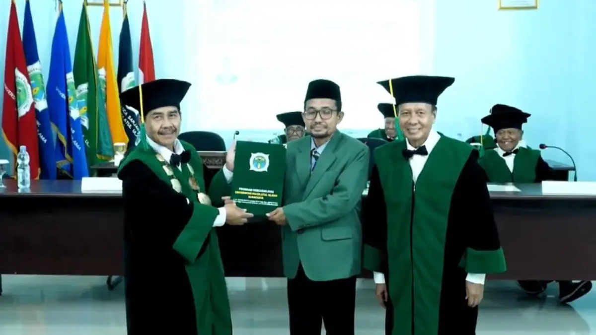  Moch Soleh menjadi doktor ke-51 UNU Surakarta. (ALFIDA NURCHOLISAH)