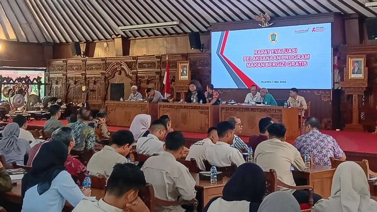 Rapat evaluasi pelaksanaan program makan bergizi gratis di Pendapa Pemkab Klaten, Kamis (7/5/2026). (Angga Purenda/Radar Solo)
