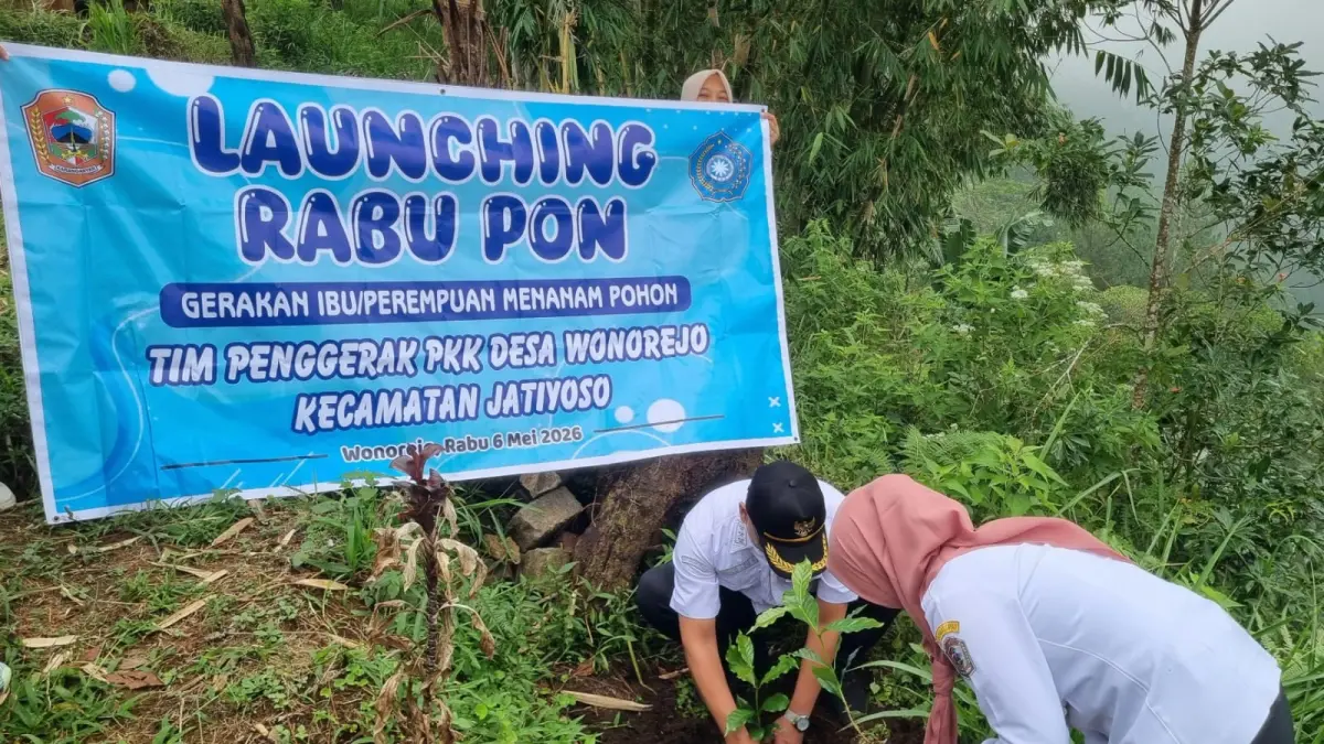 Tim Penggerak PKK Desa Wonorejo, Kecamatan Jatiyoso, Karanganyar melakukan reboisasi dalam program Rabu Pon. (Rudi Hartono/Radar Solo) 
