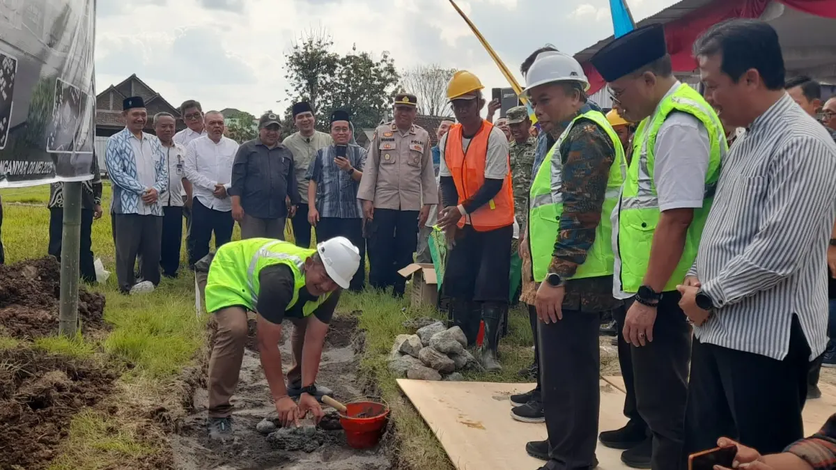 Bupati Karanganyar Rober Christanto groundbreaking kampus 3 UIN Raden Mas Said Surakarta di Kelurahan Lalung, Kecamatan Karanganyar, Jumat (8/5/2026). (Rudi Hartono/Radar Solo) 