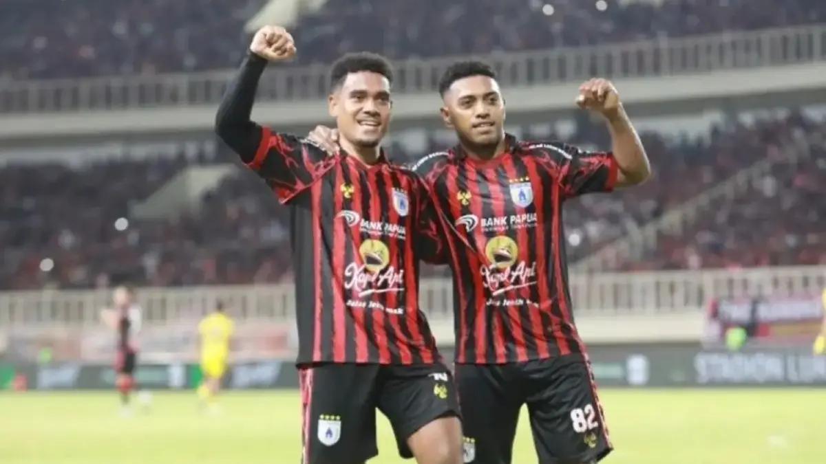Dua penggawa Persipura Jayapura dalam laga lanjutan kompetisi Liga 2 Championship 2025-2026. (Sumber: iLeague.id)