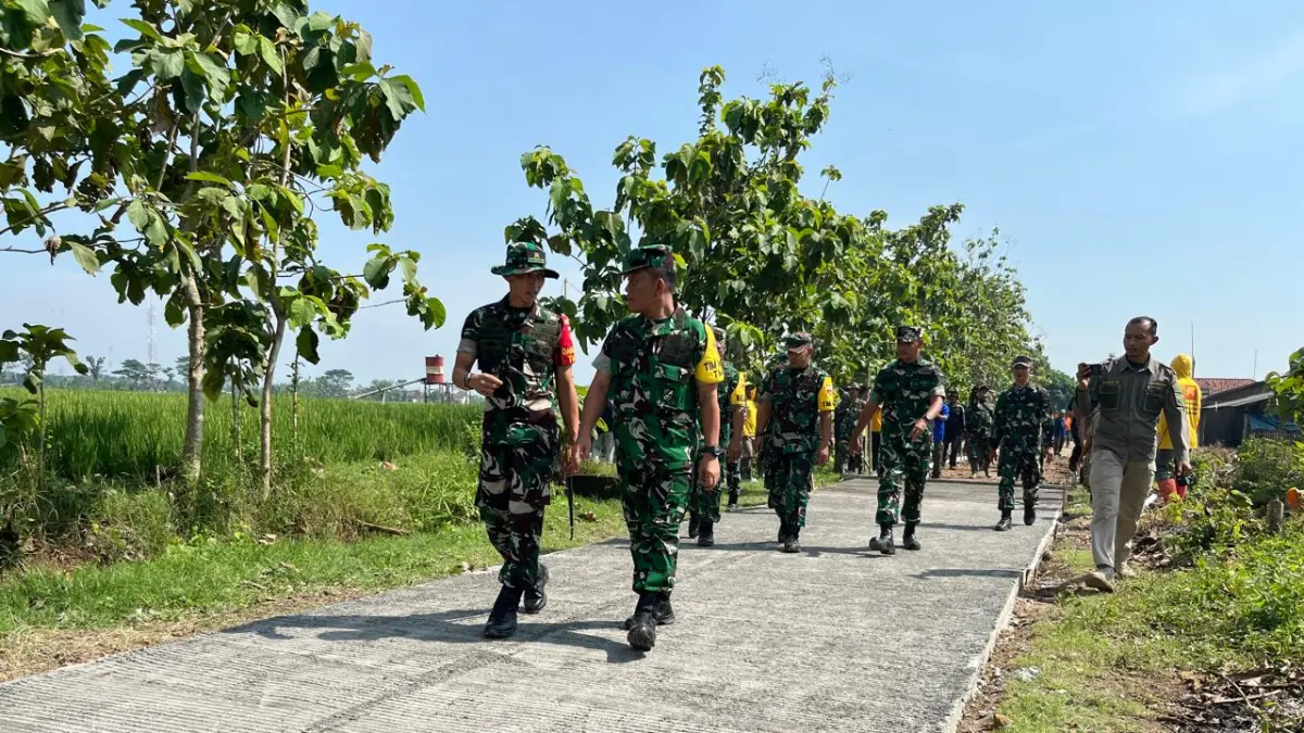 Ketua Tim Pengawasan dan Evaluasi (Wasev) TMMD, Brigjen TNI Joni Pardede (kanan) didampingi Dandim 0725 Sragen Lektol Inf Dindin Rohidin meninjau pelaksanaan TMMD di Kecamatan Karangmalang. (Ahmad Khairudin/Radar Solo)