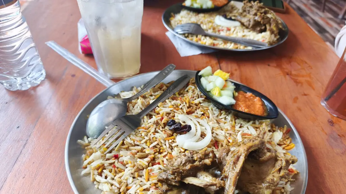 Nasi kebuli iga kambing yang disajikan salah satu rumah makan di Terik Kalang, Kelurahan Puro, Kecamatan Karangmalang, Sragen. (Ahmad Khairudin/Radar Solo)