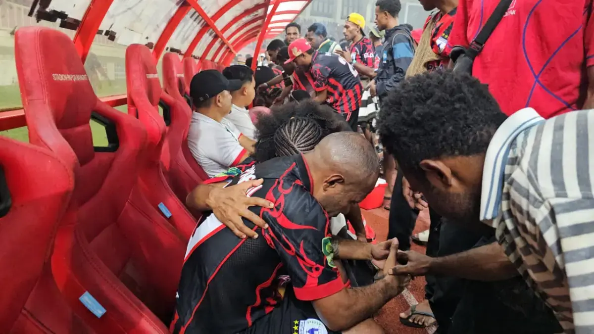 Para pemain Persipura tak kuasa menahan air mata saat disalami para pendukungnya usai menelan kekalahan dari Adhyaksa FC. (CEPOSONLINE.COM/HANS PALEN)