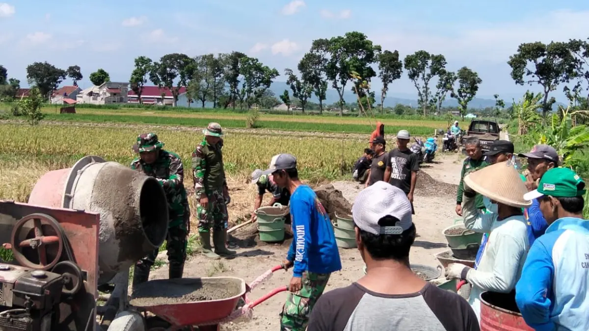 Pelaksanaan betonisasi jalan sepanjang 597 meter di Desa Solodiran, Manisrenggo, Klaten. (Dokumentasi Kodim Klaten)
