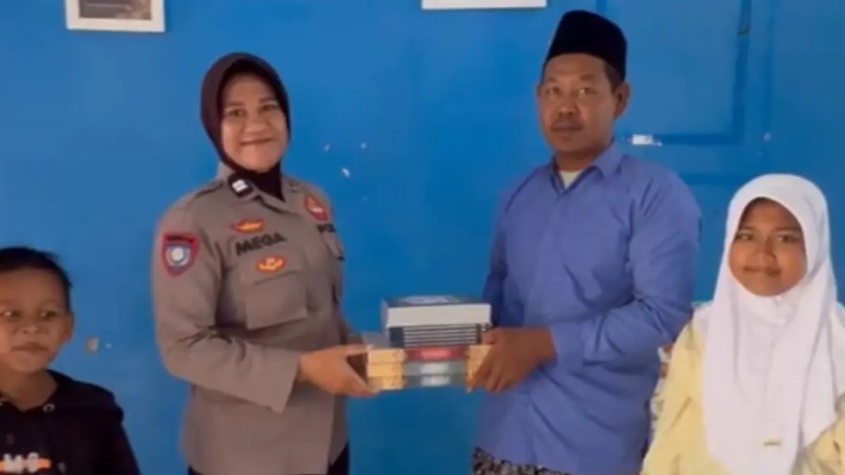 Polwan Polsek Kedawung, Sragen memberikan bantuan alquran ke masyarakat. (Ahmad Khairudin/Radar Solo)