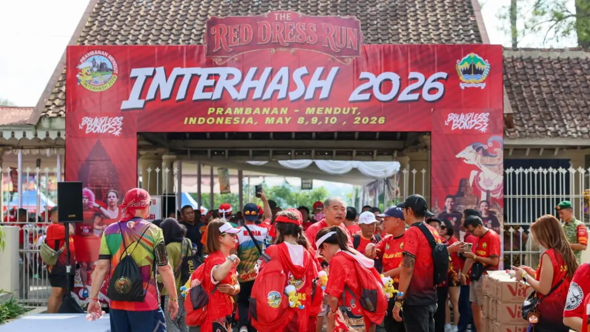 Ribuan pelari mancanegara tumpah ruah mengikuti gelaran Red Dress Run, rangkaian ikonik dari ajang Prambanan Mendut Interhash 2026 di Kota Magelang, Jateng, Jumat (8/5/2026). (DOK.PEMPROV JATENG)