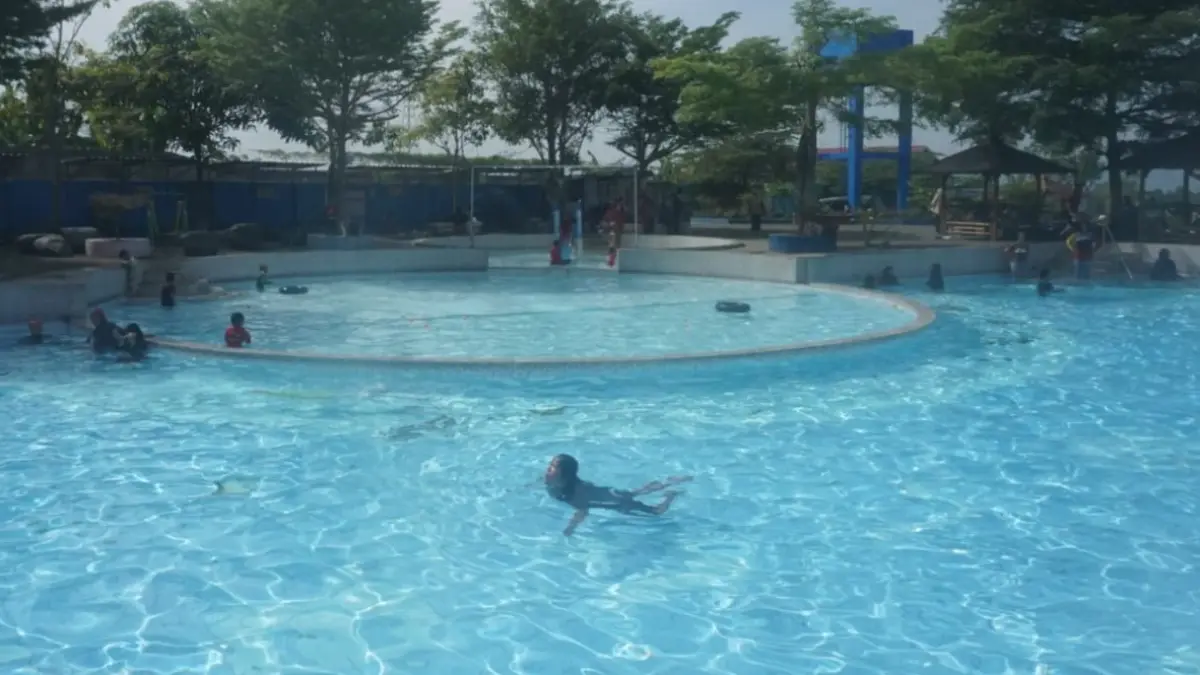 Sejumlah pengunjung saat menikmati segarnya Umbul Bethek di Desa Malangjiwan, Kecamatan Kebonarum, Klaten. (Angga Purenda/Radar Solo)