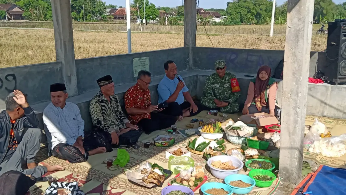 Tradisi sedekah bumi menyambut paneb di persawahan Dusun Mlajon, Desa Kemasan, Kecamatan Polokarto, Sukoharjo, Jumat (8/5).(Iwan Kawul/Radar Solo)