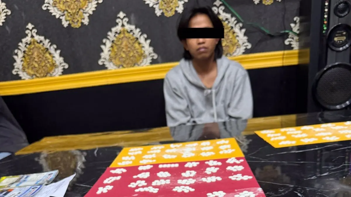 TW, warga Dukuh Koplak, Desa Demangan, Kecamatan Sambi, Boyolali bersama barang bukti pil koplo. (istimewa)