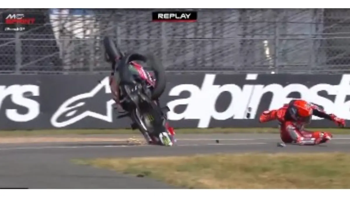 Detik-detik Marc Marquez saat crash di Sprint Race MotoGP Prancis 2026. (X @MotoGP)