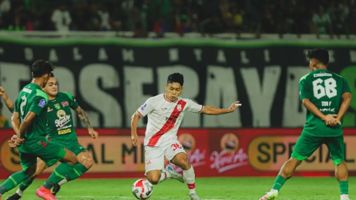 Gelandang Persis Solo Althaf Indie dikepung pemain Persebaya Surabaya di Stadion Gelora Bung Tomo (25/11/2025). (TIM MEDIA PERSIS SOLO) 