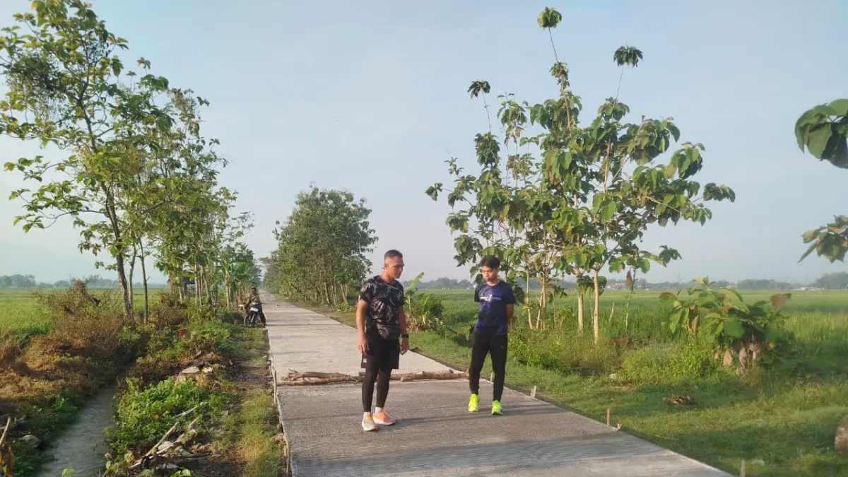  Kepala Staf Kodim 0725/Sragen Mayor Cba Beni Yusdiantoro, SE, melakukan pengecekan sekaligus menjajal jalan cor beton hasil TMMD Reguler 128  (AHMAD KHAIRUDIN/RADAR SOLO)