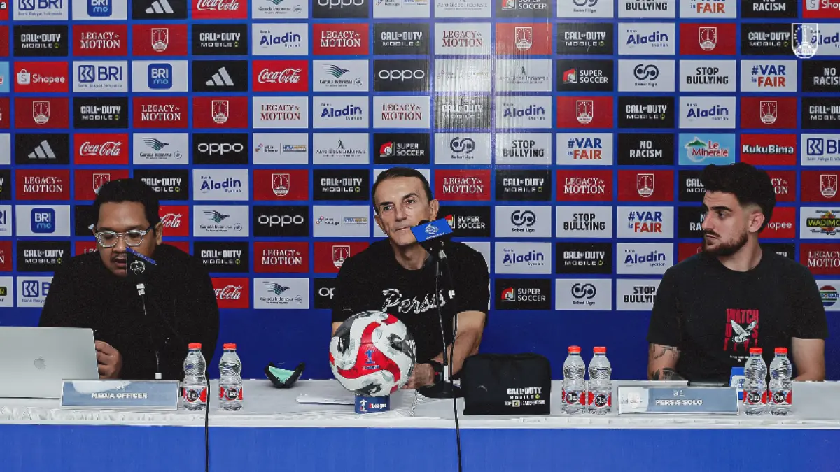 Pelatih Persis Solo Milomir Seslija bersama Gelandang Laskar Sambernyawa Dejan Tumbas saat sesi jumpa pers. (TIM MEDIA PERSIS SOLO) 