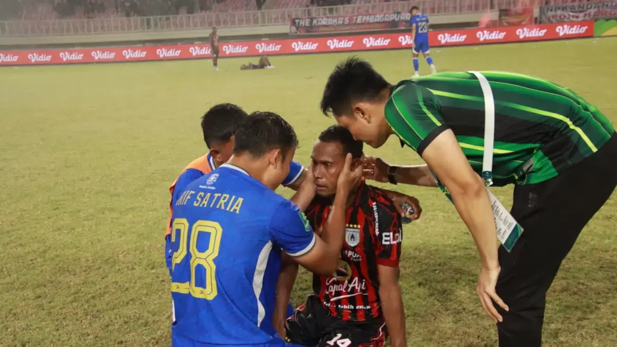 Pemain Adhyaksa FC saat menenangkan Ruben Sanadi usai laga. (CEPOSONLINE.COM/HANS PALEN).
‎