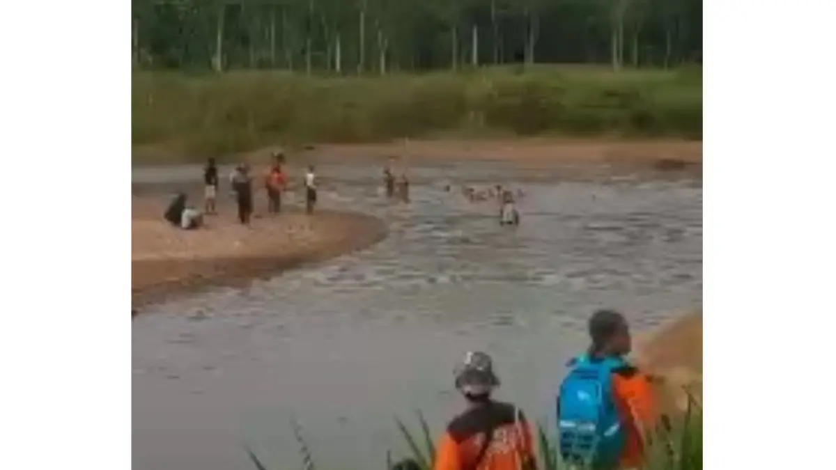 Tim gabungan saat mengevakuasi korban tenggelam di aliran Sungai Wiroko, Dusun Cabaan, Desa Banyakprodo, Kecamatan Tirtomoyo,  Wonogiri.