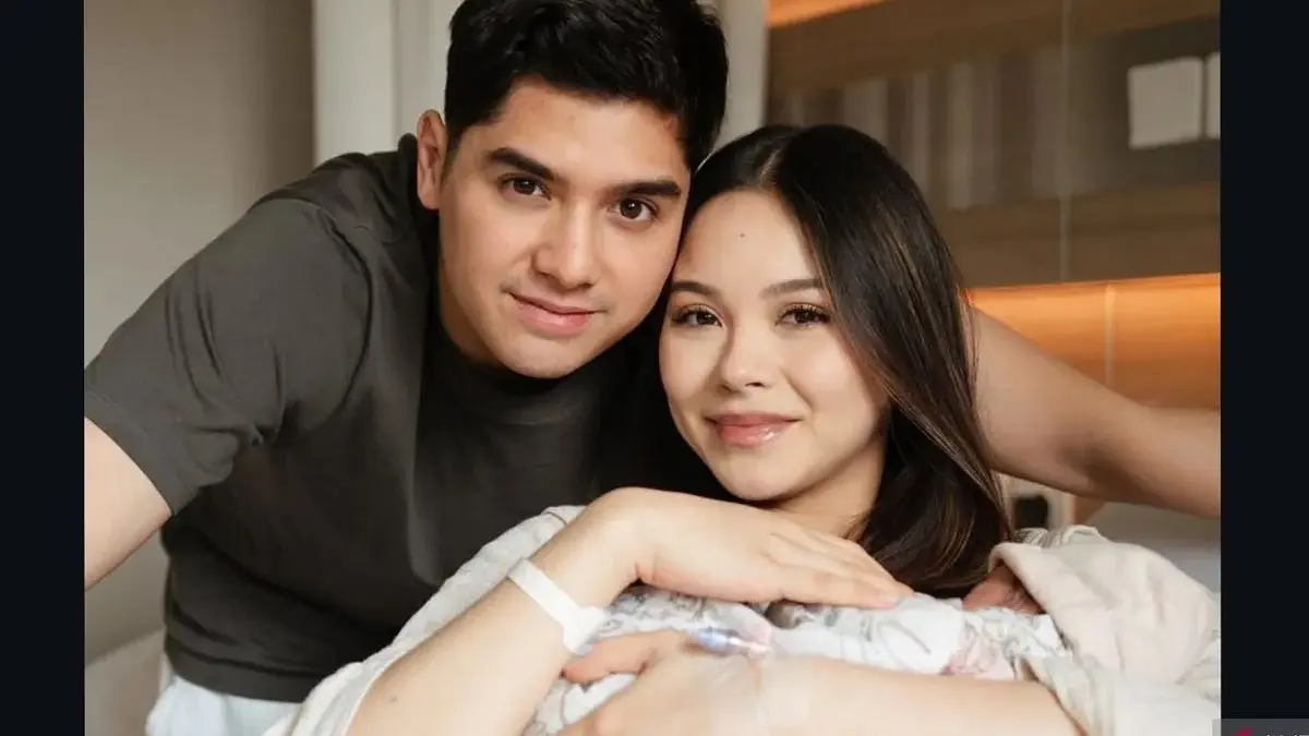 Al Ghazali dan Alyssa Daguise menyambut putri pertama mereka.