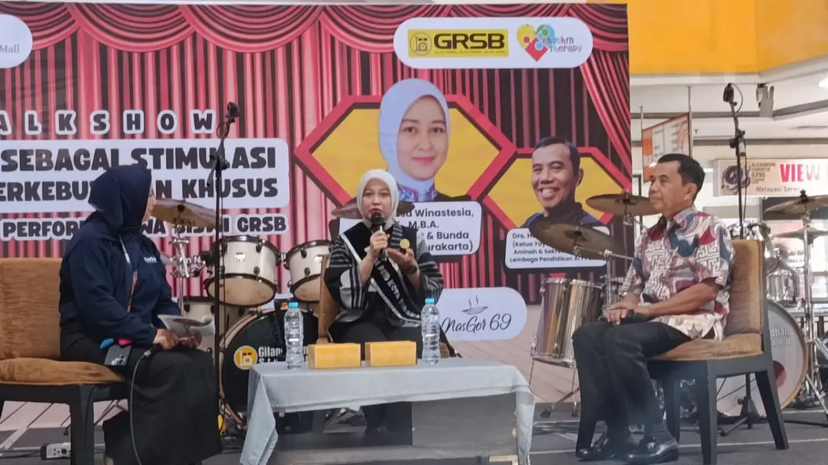 BERI ARAHAN: Bunda PAUD Kota Solo Venessa Winastesia saat jadi pembicara dalam talkshow di New Solo Grand Mall, Minggu (10/5/2026). (ALFIDA NURCHOLISAH/RADAR SOLO)