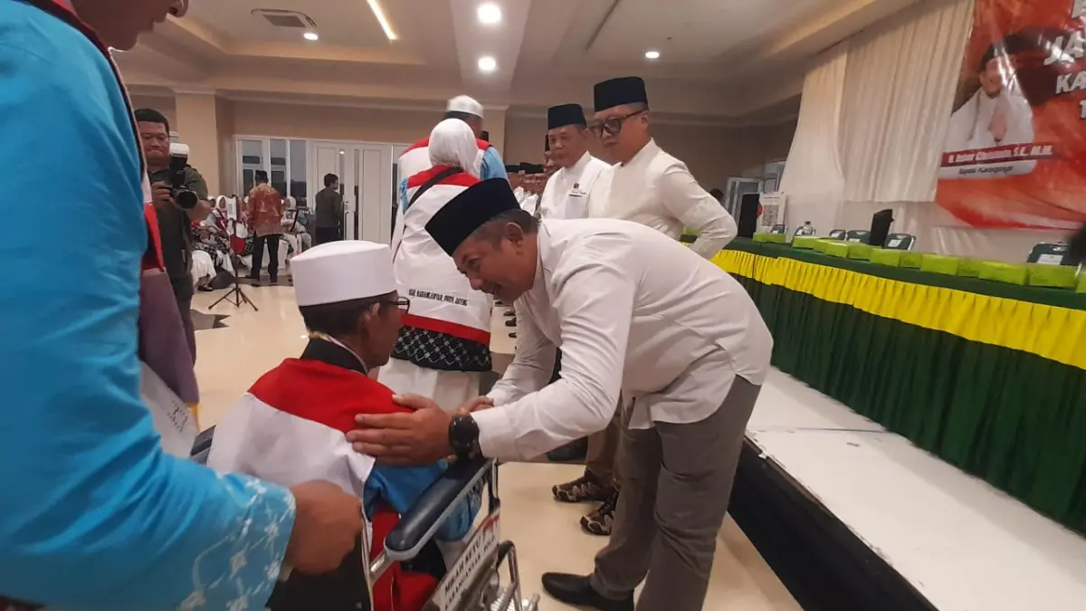 Bupati Karanganyar Rober Christanto melepas calon jamaah haji dari Kabupaten Karanganyar dari Masjid Agung Madaniyah, Minggu (10/5/2026) siang. (Rudi Hartono/Radar Solo) 